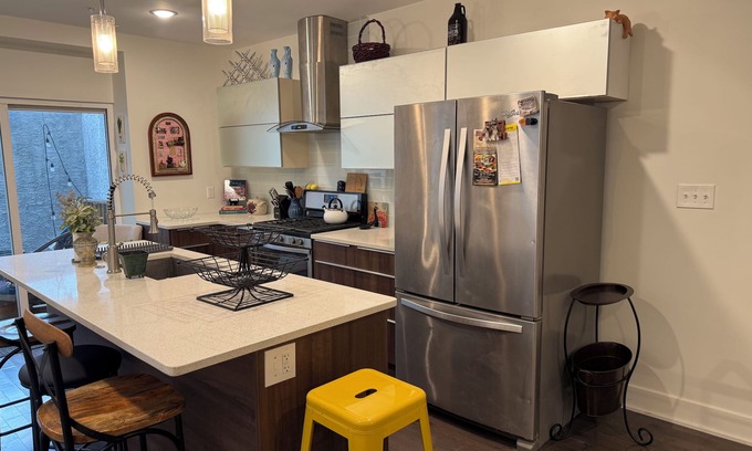 Brewerytown Apartamento | Huge 2 Bedroom Bilevel Apartment with Patio WiFi AC Laundry