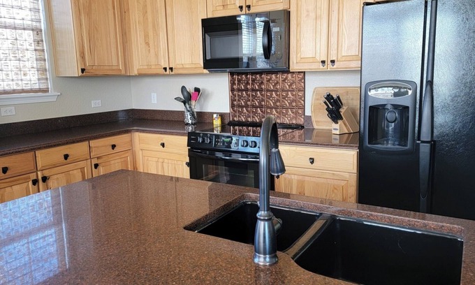 Cottonwood Condominio | Huge 2 Bedroom Condo with Attached Garage!