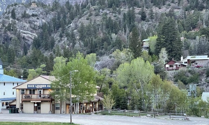 Ouray Condominio | Huge 2000 sq ft! 1200 MBPS! Huge private deck! BBQ! On River! Amazing Mtn Views!