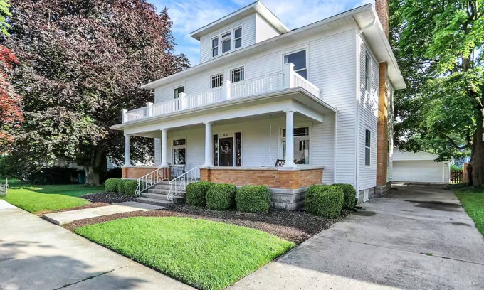 Lebanon Casa | Huge 4 Bedroom Home in Lebanon: 30 min to Indy and Grand Park, Sleeps 14