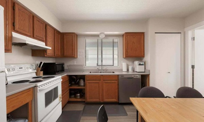 Riley Park Apartamento | Huge 4 Bedroom Upper Suite