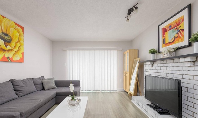 Riley Park Apartamento | Huge 4 Bedroom Upper Suite Good for 10 People