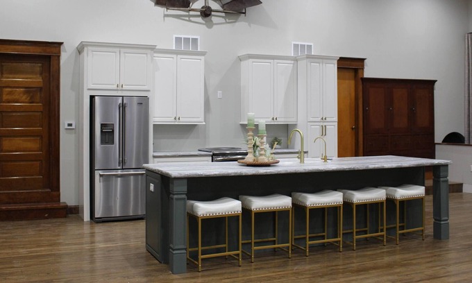Conway Springs Cabina | HUGE 5-bedroom house, w/large living spaces in quiet small town