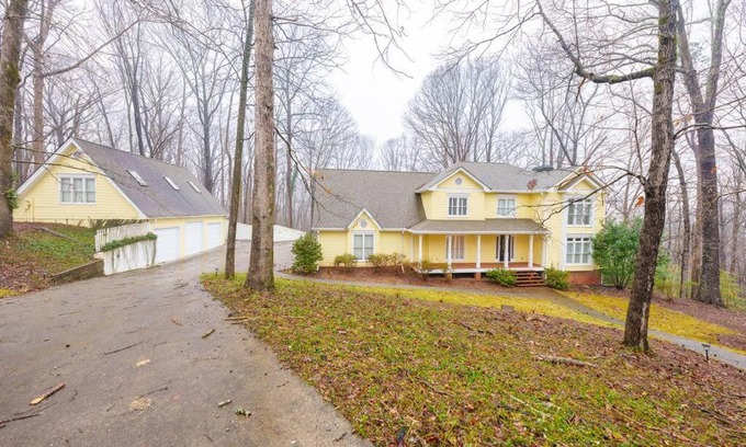 Gainesville Casa | Huge! 5 Bedroom Near Lake Lanier and Chateau Elan