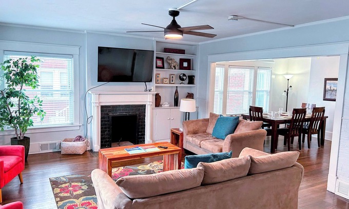 Erie Casa | HUGE 6-bed 4-bath house in Erie - perfect for large groups or families
