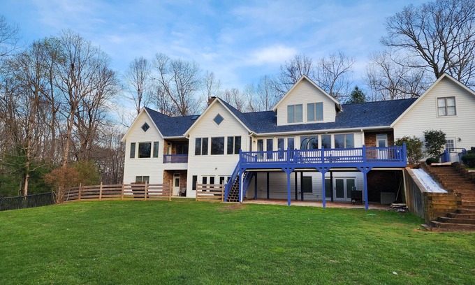 Cleveland Cama Y Desayuno | Huge 6 bedroom home near wineries & Helen attractions, sleeps 14 guests