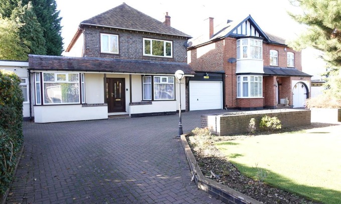 Bloxwich Casa | Huge 9 Bed Property Sleeps 17, Near NEC, City Centre, HS2