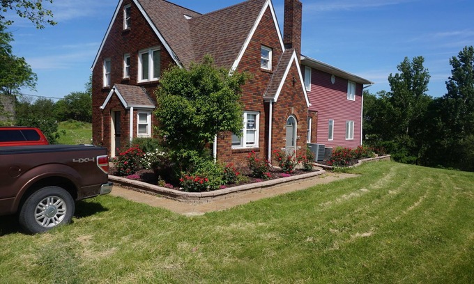 Urbandale Casa | HUGE 9 Bedroom 4 Bathroom with Pool and 3 Acres for Space Away from Neighbors