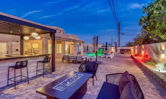 Lake Havasu City Casa | Huge backyard with pool, hot tub, BBQ, and putting green.