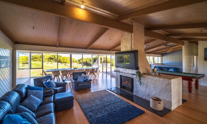 Smiths Beach Casa | Huge beachfront home with indoor fireplace
