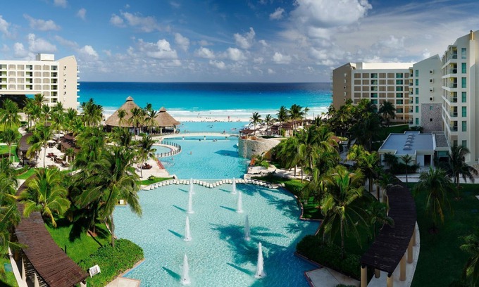 La Isla Complejo | Huge beachfront resort in prime Cancun hotel zone location. Full amenities!