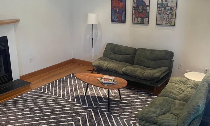 Point Breeze Casa | HUGE Carriage house for 6 in Regent Square, City of Pittsburgh