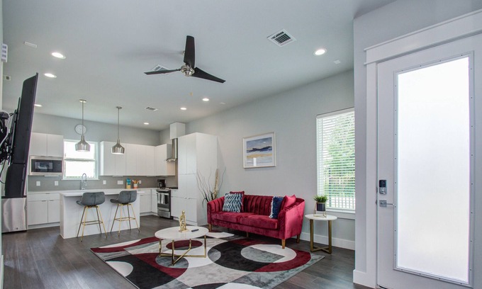 Spring Branch Central Casa | Huge & Cozy 3BR Modern Home