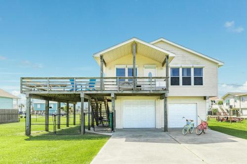 Jamaica Beach Casa | Huge Deck Fully Fenced & Pups Welcome
