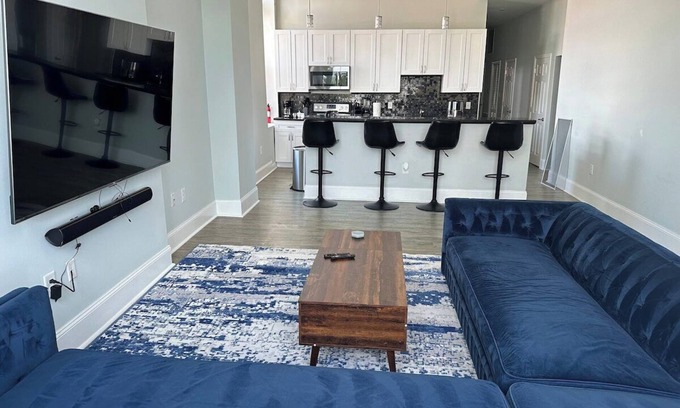 Downtown Baltimore Apartamento | Huge Downtown home w/parking 4 bdrm Penn Station