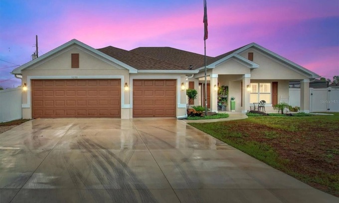 South Venice Casa | Venice Oasis: Nearly New 5 Bdr, 3 bath. 7 Min to Beach, Sleeps 11, Private Pool!