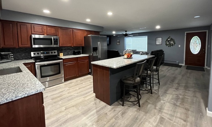 Oak Park Casa | ~~~ Huge Family Retreat w/Movie Theater & Game Room~~~