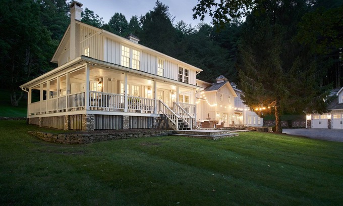 Vilas Otro | Huge Farmhouse Surrounded by Mountains