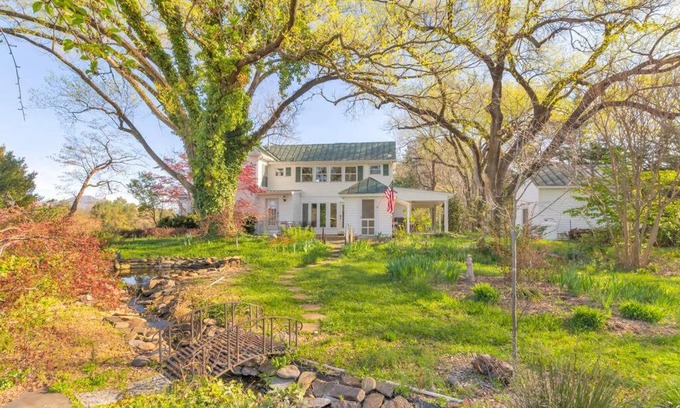 Nelson Casa | Huge Farmhouse with Heated Pool for Vacations and Retreats
