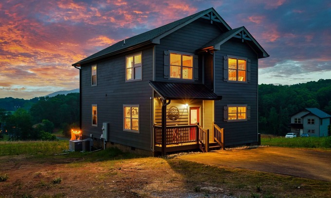 Sevierville Cabina | HUGE Fire Pit, Flat Roads, Pets OK, Stadium Theater, Hot Tub, 350mb WIFI