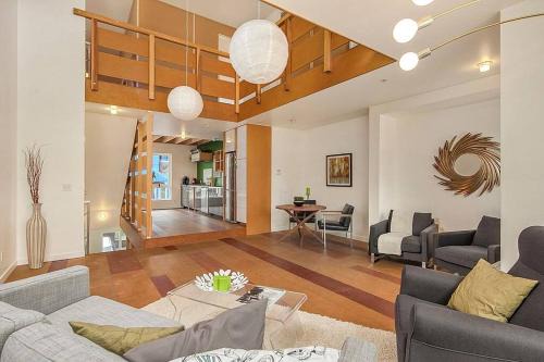 Squire Park Casa | Huge & fun artist's loft - 5 levels!