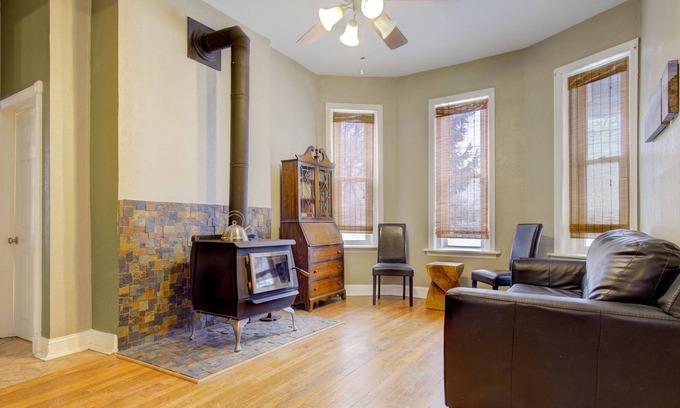 Northeast Kansas City Casa | Huge Fun Victorian near Downtown KC with off Street Parking x4