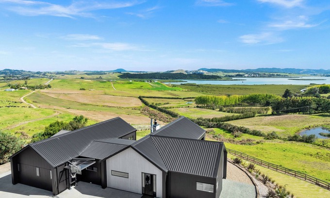 Mangapai Casa | Huge Hidden Family Oasis - Water Views, Space and Serenity