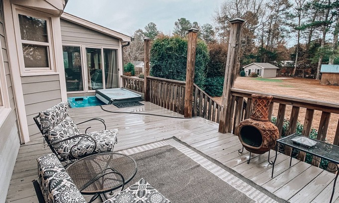 Loganville Casa | Huge Home, Fire Pit, Hot Tub, New Weber Grill, 2 min from Kroger, 2 Living rooms