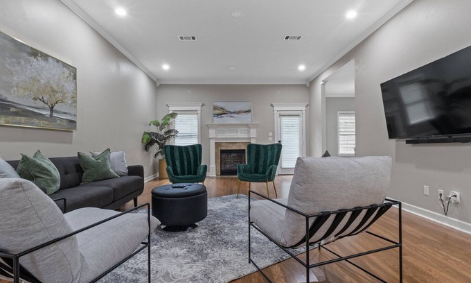 Maumelle Casa | HUGE home office space Little Rock Jacuzzi Bath