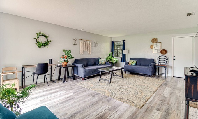 Richs Deland Casa | Huge Home, Walk to Downtown Deland! Close to Speedways, SkyDive, Athens Theatre