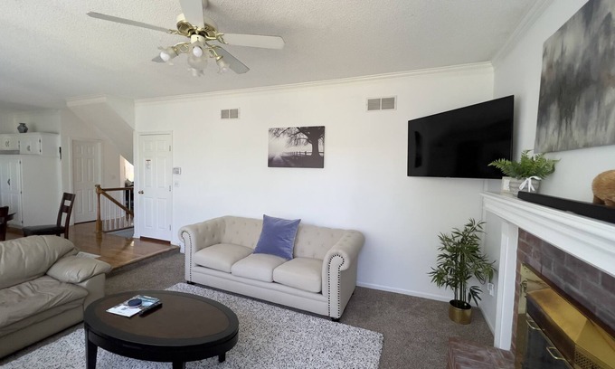 Olathe Casa | Huge house 4BR, 3 Bath with High Speed Wifi