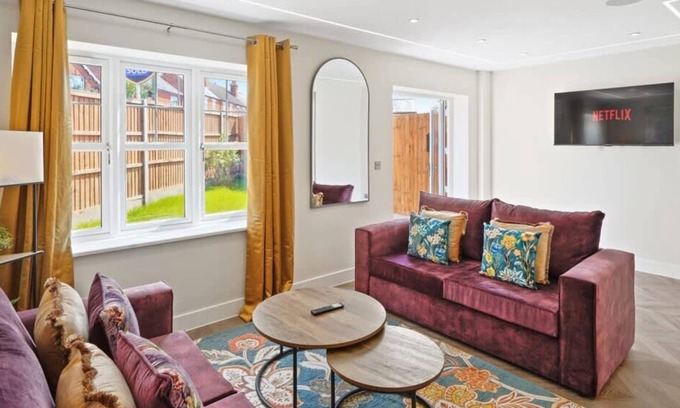 Rushmoor District Casa | Huge House, Contractors & Families, Free Parking