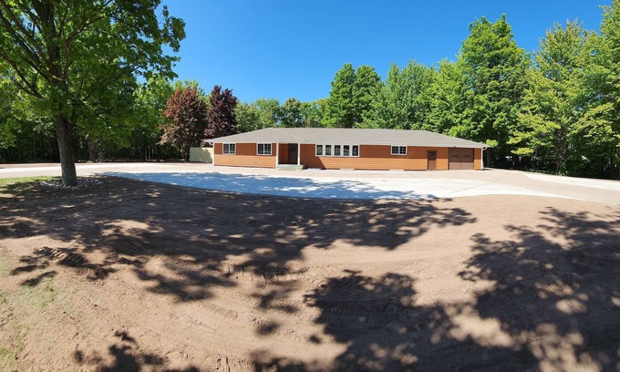 Christmas Casa | Huge House near Pictured Rocks, Trails, Hot Tub, walking distance to Casino/Bars