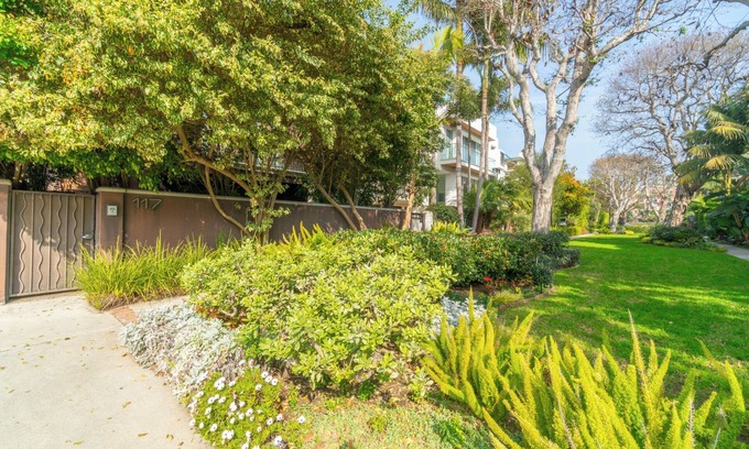 Silver Strand Casa | Huge house. Steps to the beach. Perfect Summer in LA.
