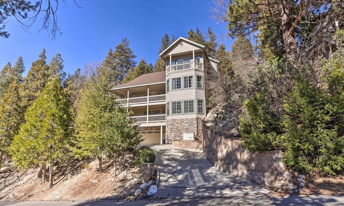 Blue Jay Casa | Huge Lake Arrowhead Home w/ 3 Decks & Grill!
