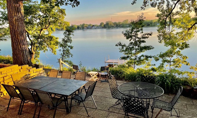 Salem Lakes Casa | Huge Lake Retreat Spa near Lk Geneva, Wilmot, Gurnee- Swimming, Fishing, Boating