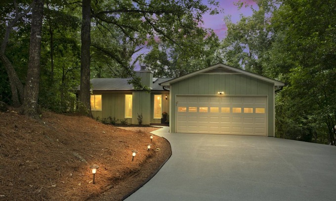 Gainesville Casa | Huge Lakefront, Pvt Dock, King bed, Pets Ok