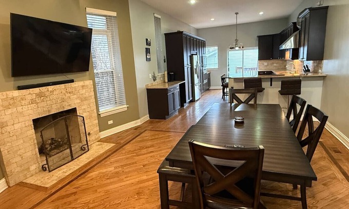 Bronzeville Casa | Huge Limestone SFH/McCormick