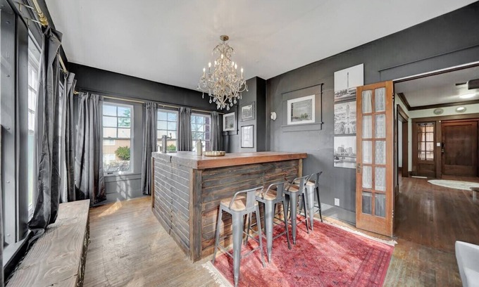 Near South Casa | 🍸🫒HUGE Luxurious 6BR+ Historic Gem by UNL Huskers: VRBO Lincoln NE - Pets OK