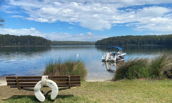 Burrill Lake Casa | Gran casa frente al lago con piscina con vista al Parque Nacional perfecto para 2 familias
