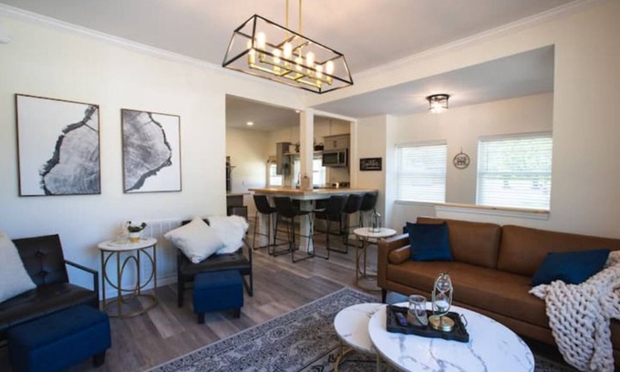 Seelyville Casa | Huge Main Bedroom with En-suite Close proximity to Rose Hulman