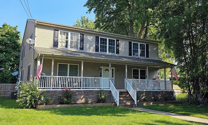 Tonawanda Casa | Entire Home Rental | HUGE, Modern, & New Niagara Shoreline