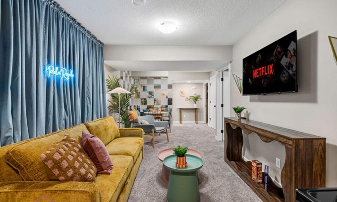 Southeast Edmonton Casa | Huge Modern Home | Sleeps 12 | Near Airport | Yard