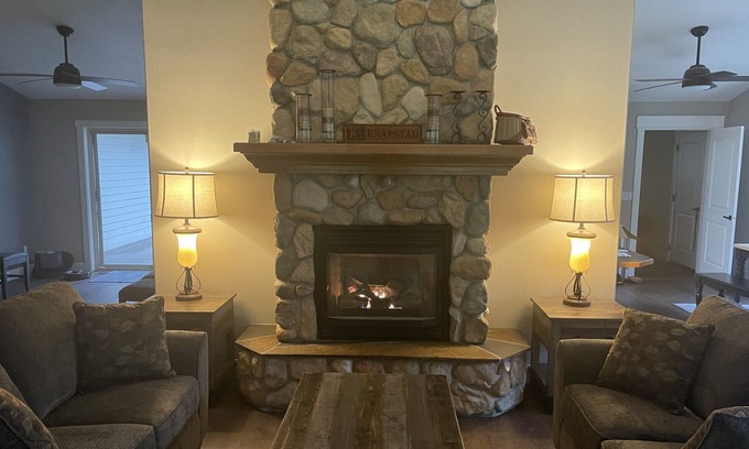 Sagle Casa | Huge "Norman Rockwell" home on 5 acres in the woods. Secluded and peaceful.