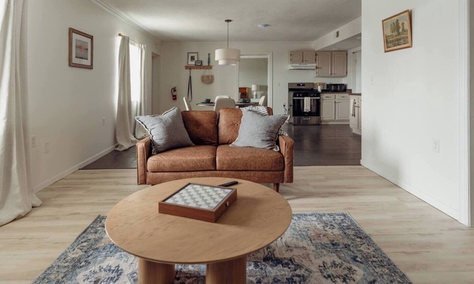 Conneaut Lakeshore Apartamento | Huge, One Bedroom Apartment w/Balcony