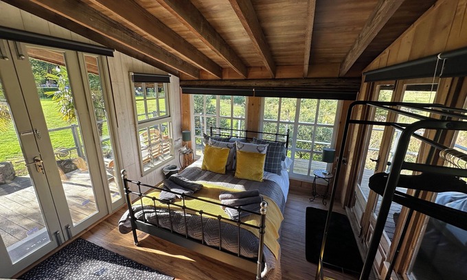 East Drayton Cabina | Huge open plan Log Cabin in Weston, Newark hot tub WiFi wood stove pets parking