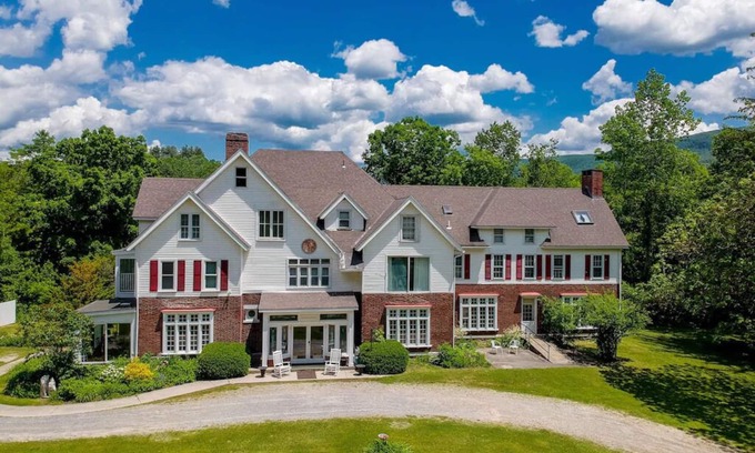 Manchester Center Casa | HUGE Private VT Mansion: 15 bedrooms, 12 bath, Sleep 34! Yoga retreats, corporate offsites, DIY weddings, family reunions, Dogs welcome