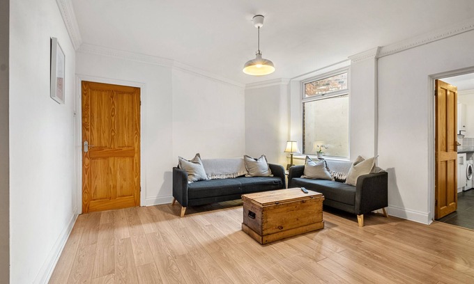 Heaton Apartamento | Huge serviced Apartment with free parking.