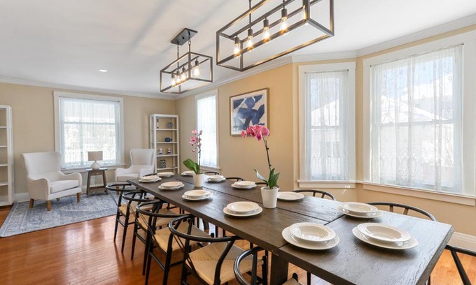 Lake Geneva Casa | HUGE Sleep 18 walk to lake/downtown pets OK