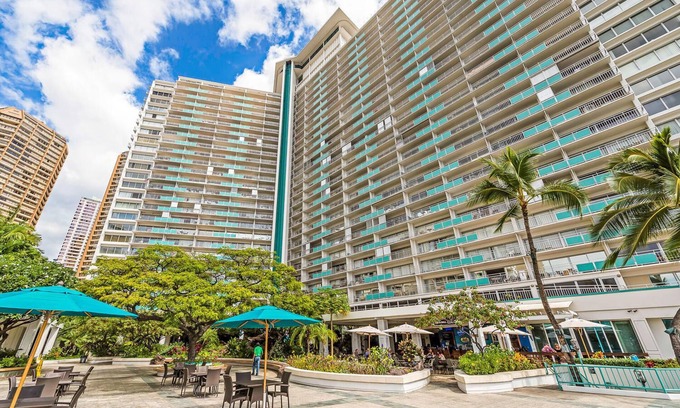 Waikiki Apartamento | Fuegos artificiales vista desde lanai! Enorme unidad de estudio con vista al mar # 1624